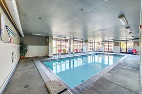 Walk to the Lake: Chelan Condo w/ Mtn Views!