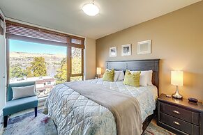 Walk to the Lake: Chelan Condo w/ Mtn Views!