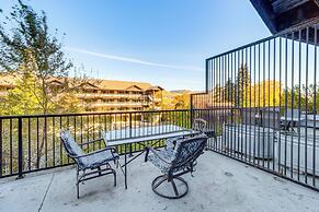 Walk to the Lake: Chelan Condo w/ Mtn Views!