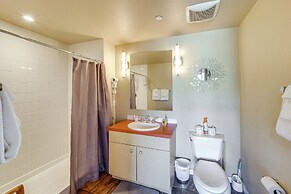 Walk to the Lake: Chelan Condo w/ Mtn Views!