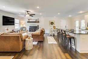 3 Mi to Lake: House w/ Fire Pit in Mountain Home!