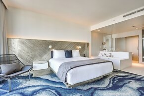 Modern Condo: Walk to Fort Lauderdale Beaches!