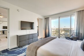 Modern Condo: Walk to Fort Lauderdale Beaches!