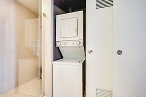 Modern Condo: Walk to Fort Lauderdale Beaches!