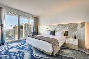 Modern Condo: Walk to Fort Lauderdale Beaches!