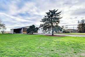 6 Mi to Balanced Rock Park: Home in Castleford