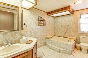 6 Mi to Balanced Rock Park: Home in Castleford