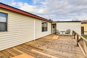 6 Mi to Balanced Rock Park: Home in Castleford