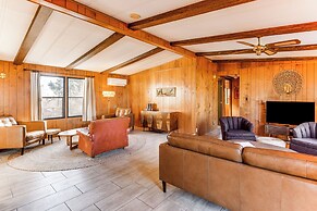 6 Mi to Balanced Rock Park: Home in Castleford