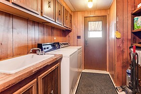 6 Mi to Balanced Rock Park: Home in Castleford