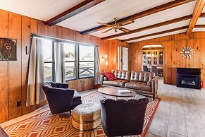 6 Mi to Balanced Rock Park: Home in Castleford