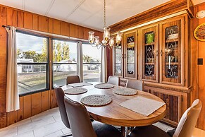 6 Mi to Balanced Rock Park: Home in Castleford