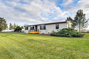 6 Mi to Balanced Rock Park: Home in Castleford