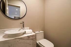 w Prestigious 2BR w Balcony Near Larcomar