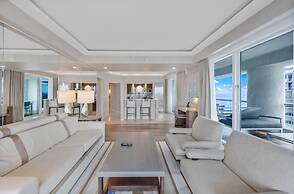 Beachfront Condo With Spacious Balcony