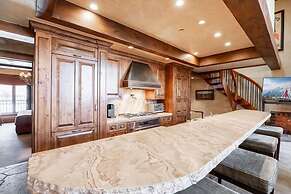 Village Center 5h 3 Bedroom Condo