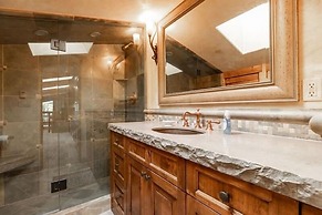 Village Center 5h 3 Bedroom Condo