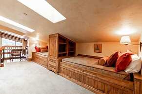 Village Center 5h 3 Bedroom Condo