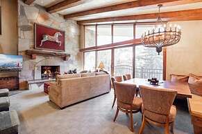 Village Center 5h 3 Bedroom Condo