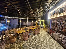 Hollywood Camps and Restaurant Bir