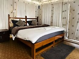 Hollywood Camps and Restaurant Bir