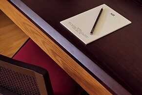 Sir Prague, part of Sircle Collection