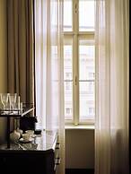 Sir Prague, part of Sircle Collection