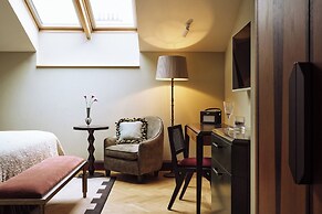 Sir Prague, part of Sircle Collection