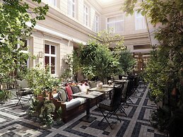 Sir Prague, part of Sircle Collection