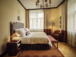 Sir Prague, part of Sircle Collection