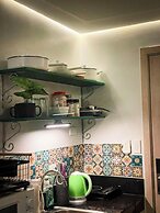 Poolside Apartment - Sleeps 4, Ac & Hot Shower