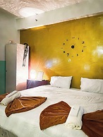 Poolside Apartment - Sleeps 4, Ac & Hot Shower