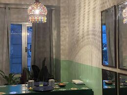 Poolside Apartment - Sleeps 4, Ac & Hot Shower