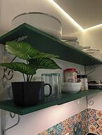 Poolside Apartment - Sleeps 4, Ac & Hot Shower