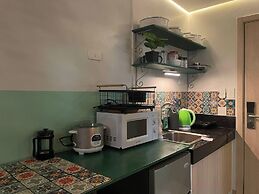 Poolside Apartment - Sleeps 4, Ac & Hot Shower