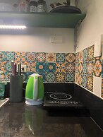 Poolside Apartment - Sleeps 4, Ac & Hot Shower