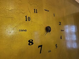 Poolside Apartment - Sleeps 4, Ac & Hot Shower