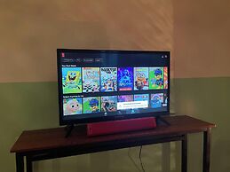 Poolside Apartment - Sleeps 4, Ac & Hot Shower