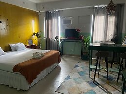 Poolside Apartment - Sleeps 4, Ac & Hot Shower