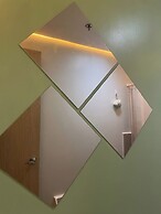 Poolside Apartment - Sleeps 4, Ac & Hot Shower