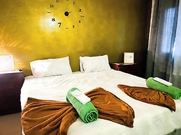 Poolside Apartment - Sleeps 4, Ac & Hot Shower