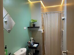 Poolside Apartment - Sleeps 4, Ac & Hot Shower