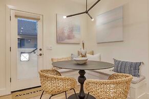 Sunset Serenity by Avantstay Rooftop w/ Hot Tub & Fire Pit, 3 Blocks t