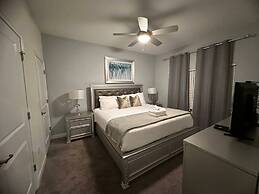 Gorgeous 4 BR With Pool and Lake View