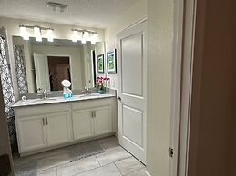 Gorgeous 4 BR With Pool and Lake View