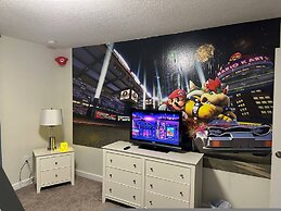 Gorgeous 4 BR With Pool and Lake View