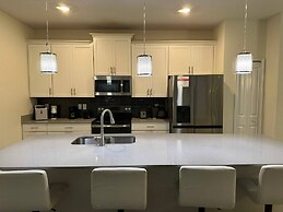 Gorgeous 4 BR With Pool and Lake View