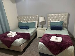 Gorgeous 4 BR With Pool and Lake View