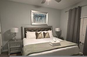 Gorgeous 4 BR With Pool and Lake View