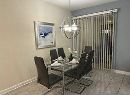 Gorgeous 4 BR With Pool and Lake View